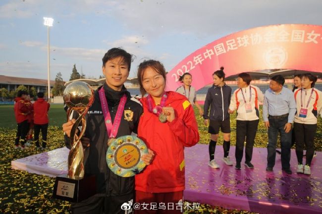女生扒开裤子让男生捅